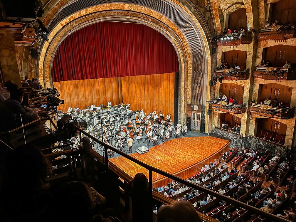 Walk as a local Bellas Artes